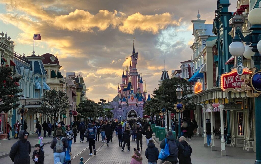 Disneyland Paris : Comment Le Parc Crée L’illusion Totale De Rentrer Dans Un Décor De Cinéma