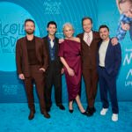 Cinq personnes se tiennent ensemble sur un tapis bleu lors de l'avant-première new-yorkaise de "Malcolm in the Middle : Life's Still Unfair", qui célèbre le grand retour de Malcolm lors d'une réunion spéciale sur Hulu.