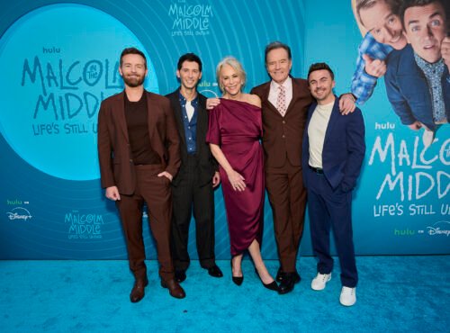 Cinq personnes se tiennent ensemble sur un tapis bleu lors de l'avant-première new-yorkaise de "Malcolm in the Middle : Life's Still Unfair", qui célèbre le grand retour de Malcolm lors d'une réunion spéciale sur Hulu.