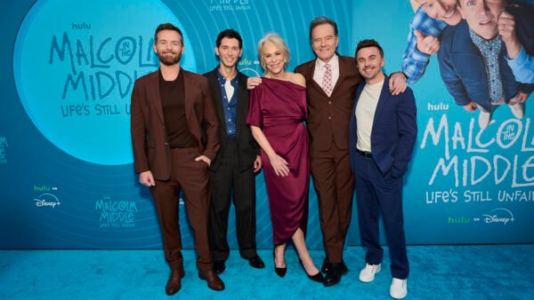 Cinq personnes se tiennent ensemble sur un tapis bleu lors de l'avant-première new-yorkaise de "Malcolm in the Middle : Life's Still Unfair", qui célèbre le grand retour de Malcolm lors d'une réunion spéciale sur Hulu.