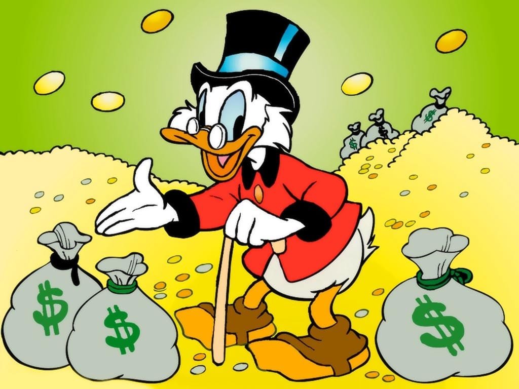 Un canard de dessin animé portant un chapeau haut de forme et des lunettes se tient debout avec une canne au milieu de piles de pièces d'or et de sacs d'argent avec des signes de dollar, comme s'il calculait les revenus fiscaux qui impressionneraient n'importe quelle commune près de Disneyland Paris.