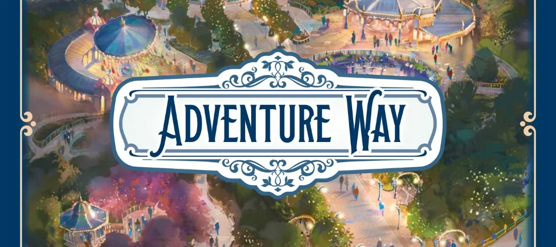 Vue aérienne illustrée de Disneyland Paris au crépuscule avec des attractions, des chemins et des arbres, avec le texte "Adventure Way Symphonic Suite" en polices décoratives pour Disney Adventure World.