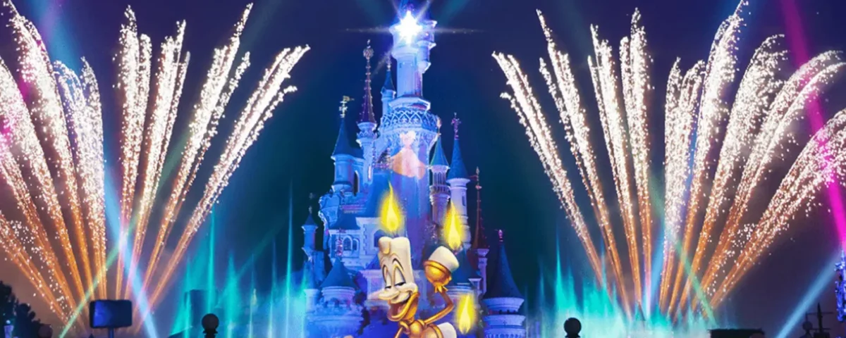 Vivez la magie d'un feu d'artifice nocturne et d'un spectacle de lumières au château, avec Lumière de La Belle et la Bête qui illumine Disneyland Paris.