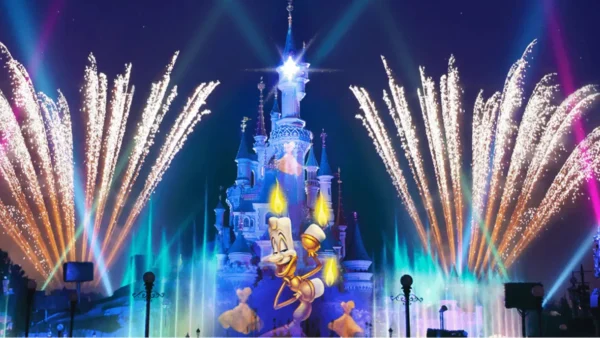 Vivez la magie d'un feu d'artifice nocturne et d'un spectacle de lumières au château, avec Lumière de La Belle et la Bête qui illumine Disneyland Paris.