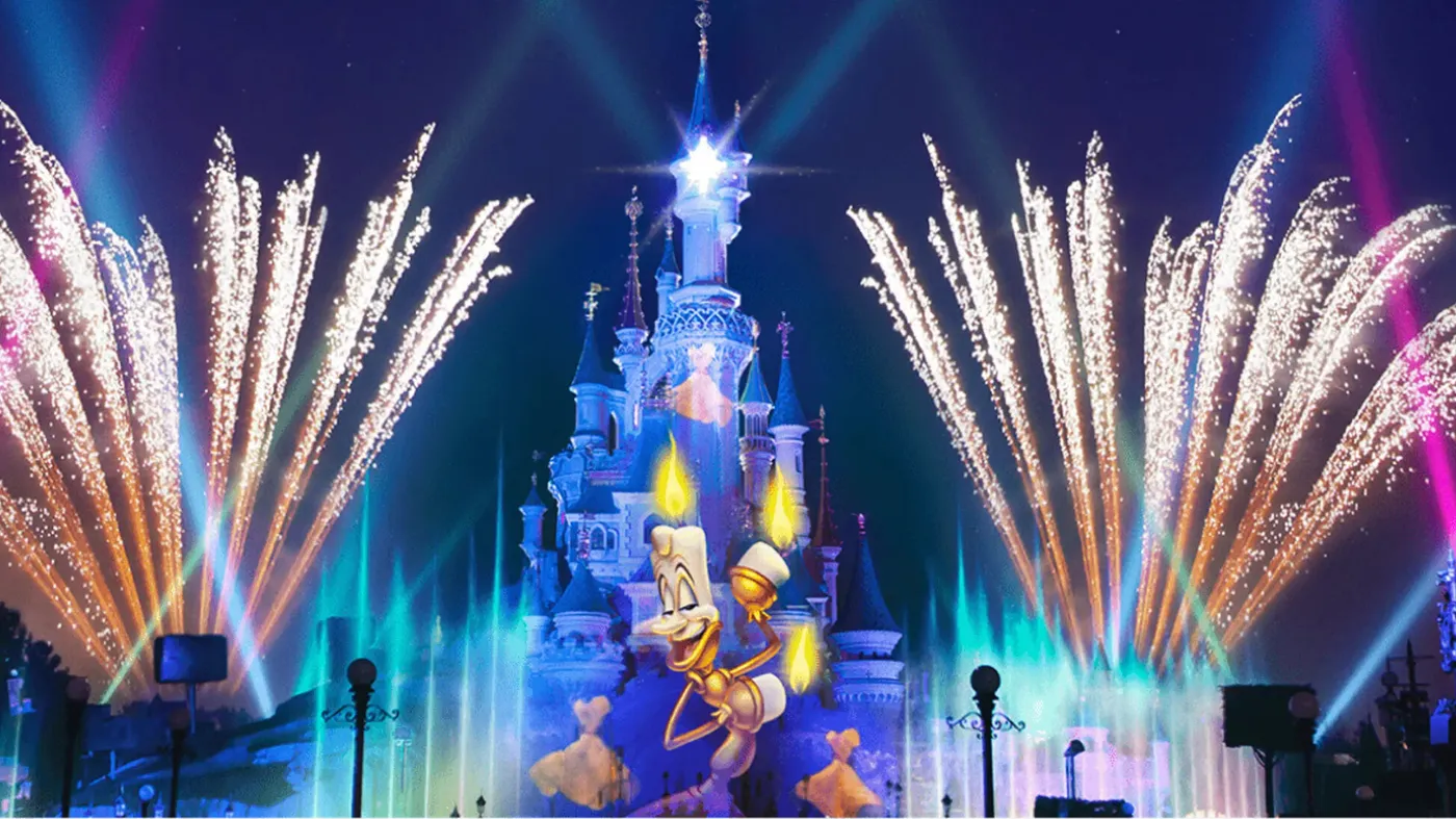 Vivez la magie d'un feu d'artifice nocturne et d'un spectacle de lumières au château, avec Lumière de La Belle et la Bête qui illumine Disneyland Paris.