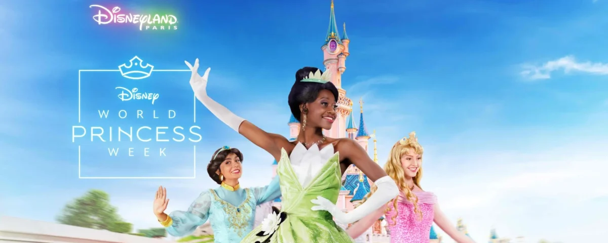 Trois femmes habillées en princesses Disney posent devant un château de Disneyland Paris. Le texte "World Princess Week - Août" est affiché sur le côté gauche de l'image.