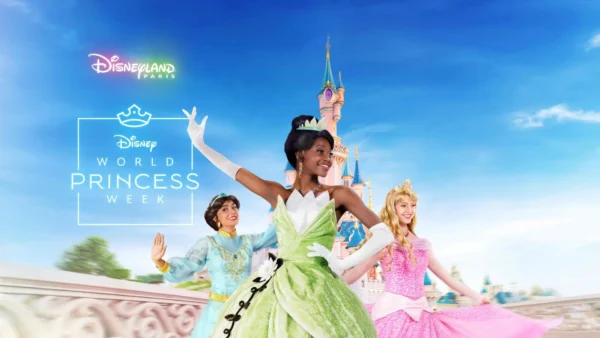 Trois femmes habillées en princesses Disney posent devant un château de Disneyland Paris. Le texte "World Princess Week - Août" est affiché sur le côté gauche de l'image.