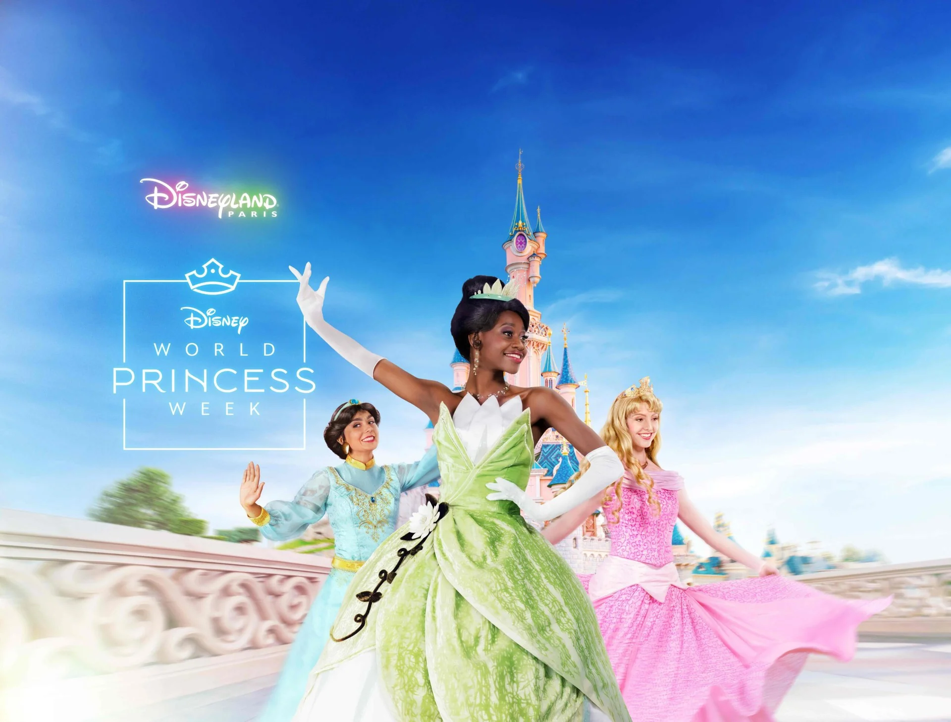 Trois femmes habillées en princesses Disney posent devant un château de Disneyland Paris. Le texte "World Princess Week - Août" est affiché sur le côté gauche de l'image.