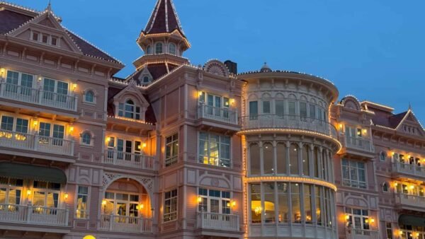 disneyland hotel paris night 1333x1000 1