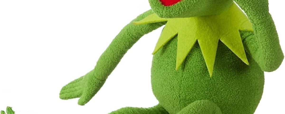 Disney Store Peluche officielle Kermit pour enfants, personnage câlin avec texture pelucheuse et détails brodés, peluche Disney adaptée à tous les âges.