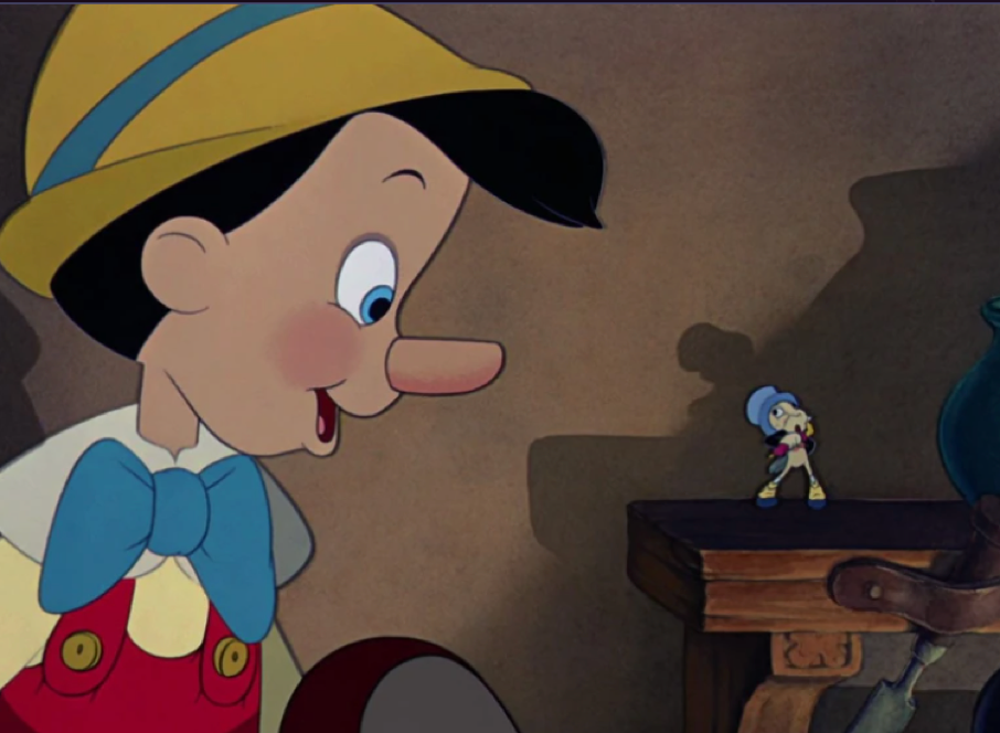 Sifflez Vite Vite. Scène animée montrant un garçon marionnette en bois portant un chapeau jaune et un nœud papillon bleu regardant un petit grillon, sa conscience, debout sur une table, tandis que la musique Disney "Sifflez vite vite" joue doucement en arrière-plan.