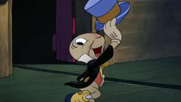 Un grillon de dessin animé symbolisant la conscience Disney, portant un chapeau haut de forme, un nœud papillon, des gants et des chaussures, se promène joyeusement à l'intérieur tout en inclinant son chapeau, comme s'il était prêt à chanter "Sifflez vite vite", en partageant la musique chez Disney charm.