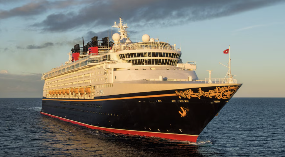 Ca S'Est Passé Un... 30 Juillet 1998 : Mise à l’eau du Disney Magic, Premier bateau de la Disney Cruise Line