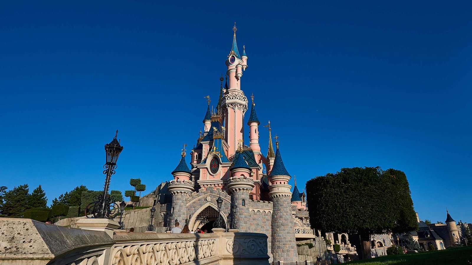 Adaptation Culturelle Et Réception Locale De Disneyland Paris