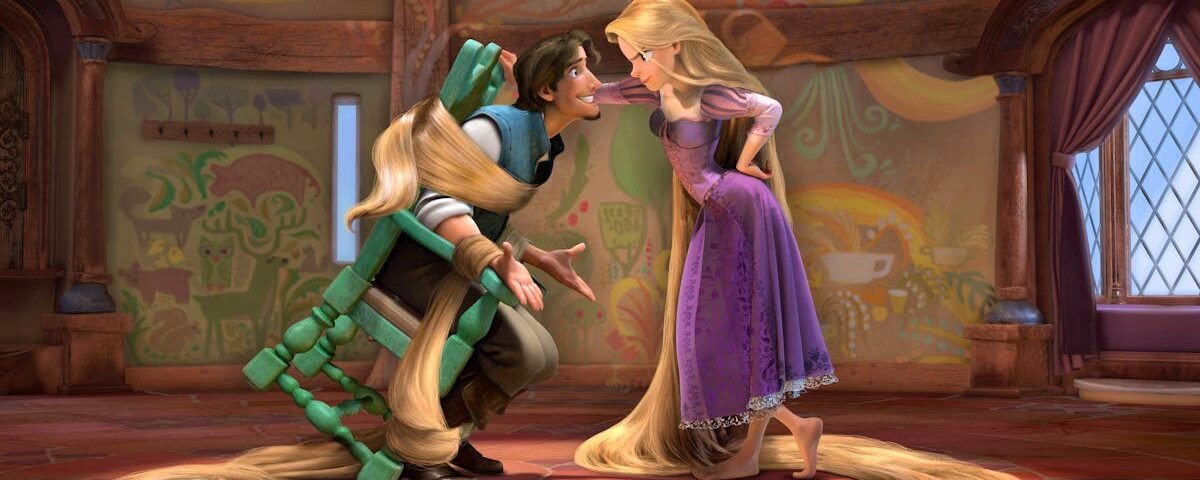 Scène animée de Raiponce retenant Flynn Rider captif avec ses longs cheveux à l'intérieur d'une tour décorée de murs colorés et de la lumière du soleil traversant une fenêtre, inspirée par le casting de Disney pour l'adaptation en direct de Raiponce.