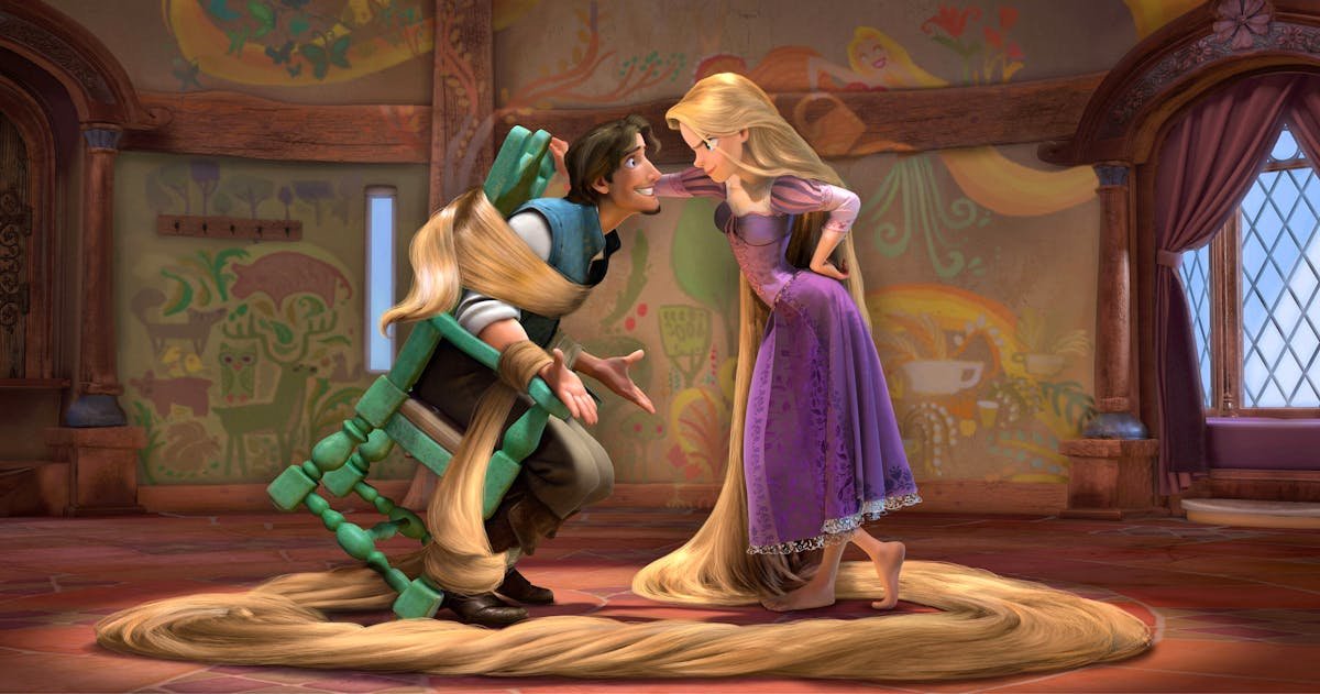 Scène animée de Raiponce retenant Flynn Rider captif avec ses longs cheveux à l'intérieur d'une tour décorée de murs colorés et de la lumière du soleil traversant une fenêtre, inspirée par le casting de Disney pour l'adaptation en direct de Raiponce.