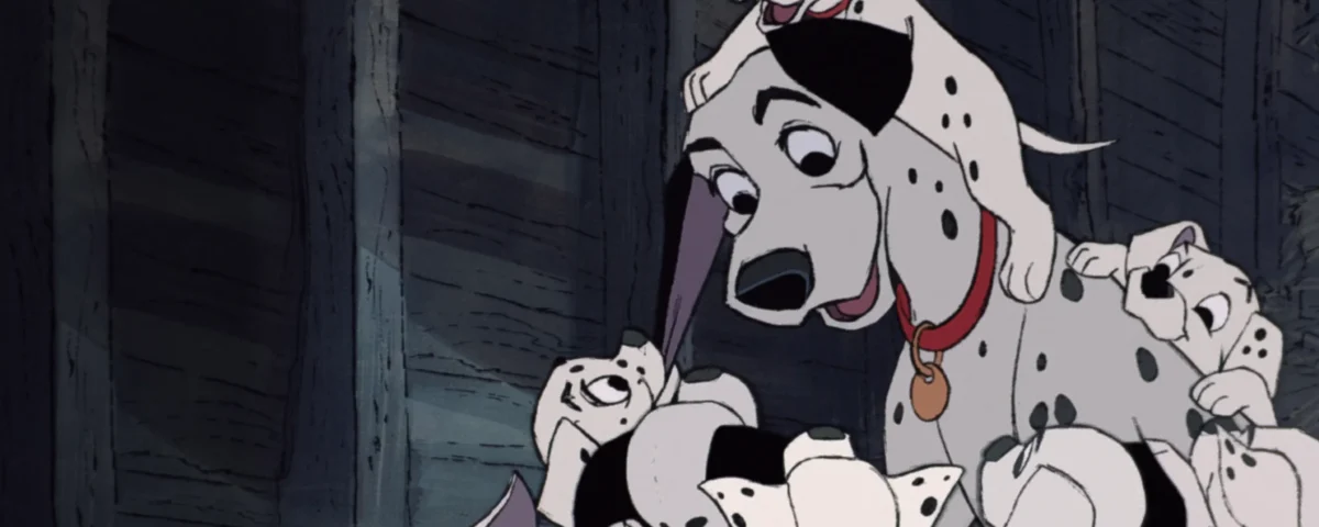Un dalmatien adulte au collier rouge est entouré de plusieurs chiots dalmatiens, faisant écho au charme de Classique 101 Dalmatiens, tandis que certains grimpent sur son dos à l'intérieur d'une structure en bois faiblement éclairée - ce qui ravit Générations d'admirateurs.