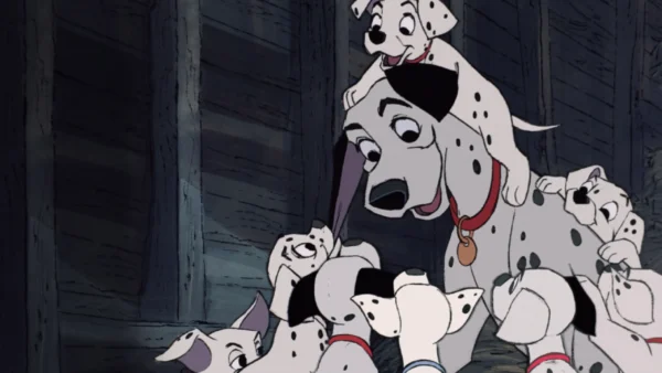 Un dalmatien adulte au collier rouge est entouré de plusieurs chiots dalmatiens, faisant écho au charme de Classique 101 Dalmatiens, tandis que certains grimpent sur son dos à l'intérieur d'une structure en bois faiblement éclairée - ce qui ravit Générations d'admirateurs.