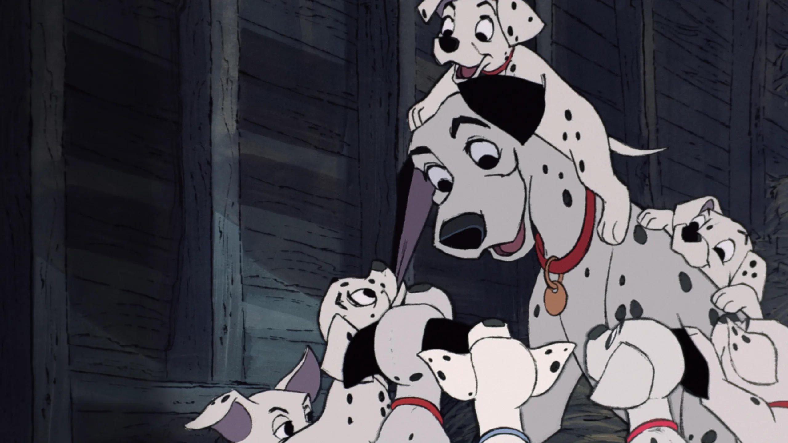Un dalmatien adulte au collier rouge est entouré de plusieurs chiots dalmatiens, faisant écho au charme de Classique 101 Dalmatiens, tandis que certains grimpent sur son dos à l'intérieur d'une structure en bois faiblement éclairée - ce qui ravit Générations d'admirateurs.