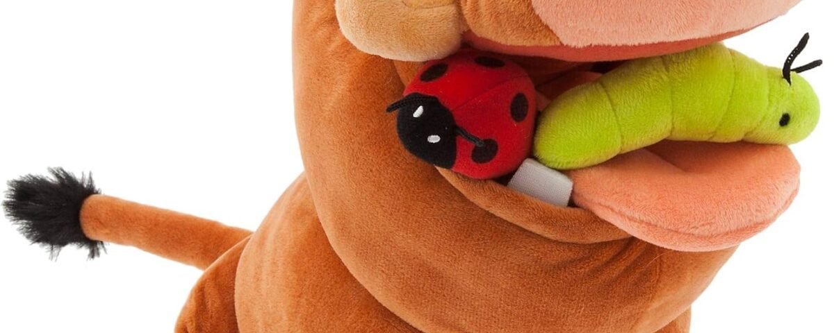 Disney Store Peluche Moyenne de Pumbaa, Le Roi Lion, 33 cm, Personnage Câlin avec Détails Brodés, Poils Flous et Insectes dans la Bouche, Convient à Tous Les Âges
