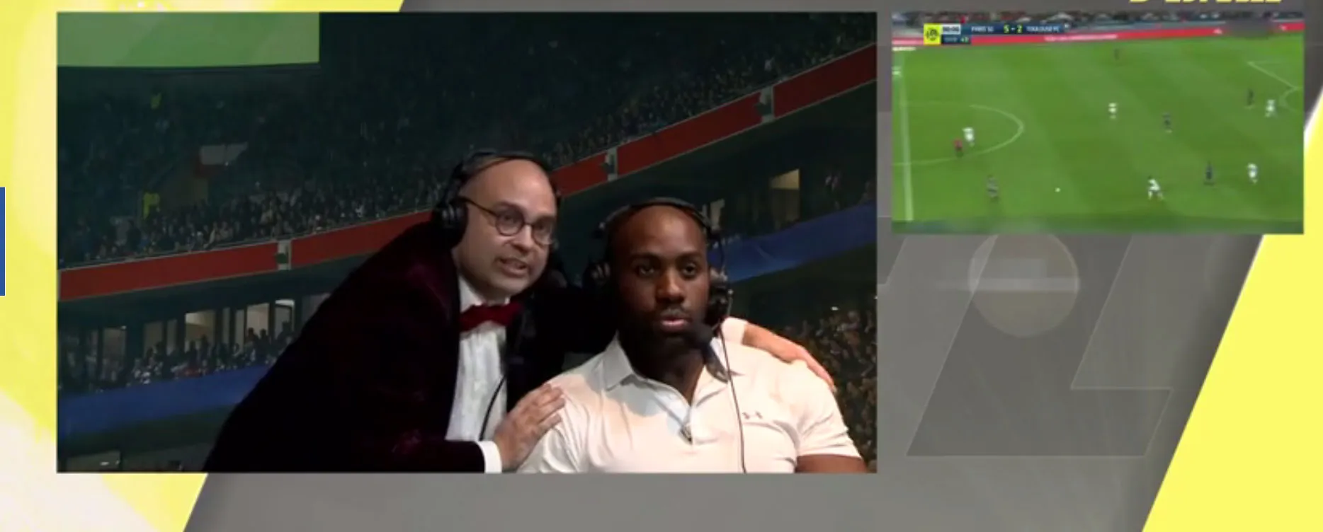 Deux commentateurs sportifs portant des écouteurs sont dans un studio d'émission ; l'un a son bras sur l'épaule de l'autre. Un petit écran montre un match de football en cours, soulignant l'enthousiasme du sport gratuit sur La Chaîne L'équipe.
