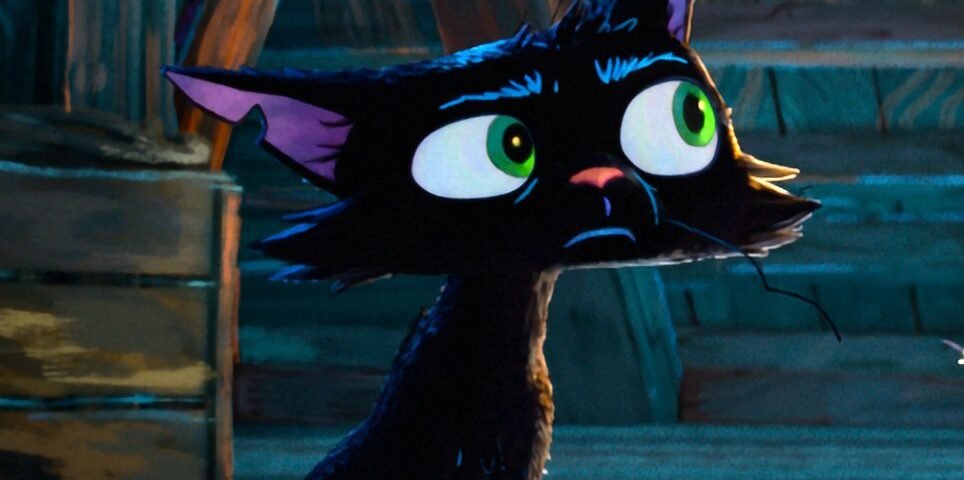 Nero, un chat noir animé aux grands yeux verts et à l'air inquiet, est assis dans une pièce en bois aux poutres inclinées et à la lumière tamisée, évoquant le charme d'un film d'animation Pixar.