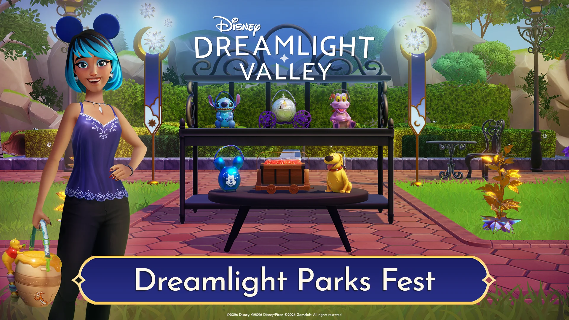 Image promotionnelle pour la fête des parcs de Disney Dreamlight Valley, présentant un contenu gratuit avec un personnage et des articles sur le thème de l'événement présentés sur des tables dans un parc animé.