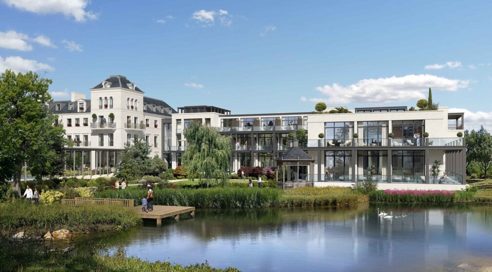 Immeuble moderne de plusieurs étages doté de balcons et de jardins paysagers, situé au bord d'un étang agrémenté de sentiers de promenade, où les gens profitent du grand air sous un ciel dégagé : des villas de luxe à quelques minutes seulement de Disneyland Paris.