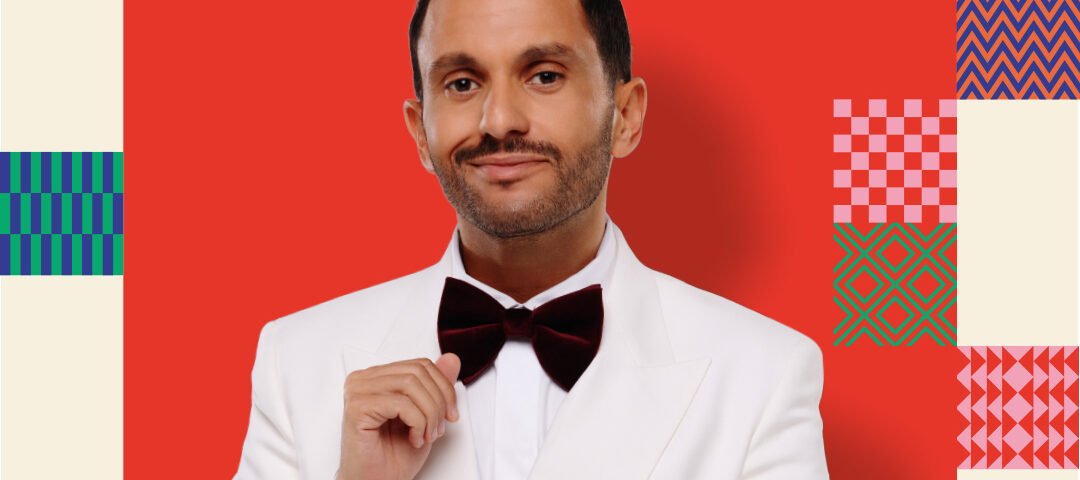 Un homme en smoking blanc avec un nœud papillon noir se tient devant un fond rouge à motifs. Le texte au-dessus indique "Marrakech Comedy Festival 1ère édition - Octobre 2026". Prochainement en streaming sur Disney+.