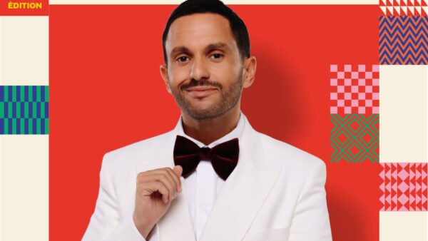 Un homme en smoking blanc avec un nœud papillon noir se tient devant un fond rouge à motifs. Le texte au-dessus indique "Marrakech Comedy Festival 1ère édition - Octobre 2026". Prochainement en streaming sur Disney+.