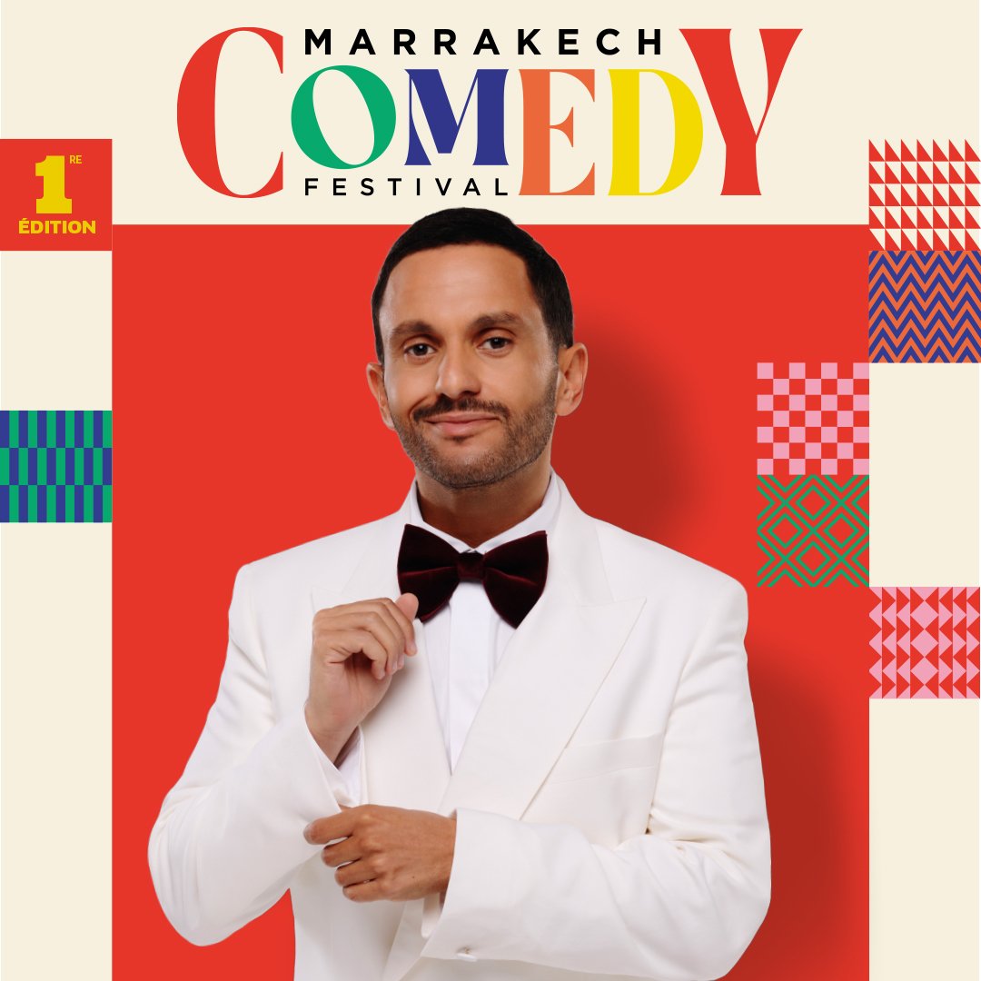 Un homme en smoking blanc avec un nœud papillon noir se tient devant un fond rouge à motifs. Le texte au-dessus indique "Marrakech Comedy Festival 1ère édition - Octobre 2026". Prochainement en streaming sur Disney+.