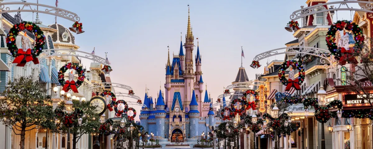 La Main Street, U.S.A. de Disney World resplendit de ses couronnes de Noël et mène au château de Cendrillon sous un ciel dégagé : une scène enchanteresse qui donne l’impression de pouvoir changer le monde, le tout sans âme qui vive à l’horizon.