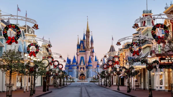 La Main Street, U.S.A. de Disney World resplendit de ses couronnes de Noël et mène au château de Cendrillon sous un ciel dégagé : une scène enchanteresse qui donne l’impression de pouvoir changer le monde, le tout sans âme qui vive à l’horizon.