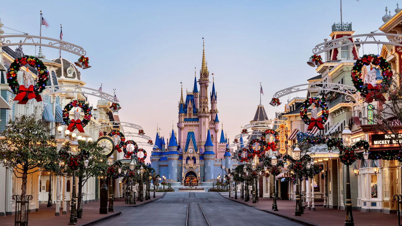 La Main Street, U.S.A. de Disney World resplendit de ses couronnes de Noël et mène au château de Cendrillon sous un ciel dégagé : une scène enchanteresse qui donne l’impression de pouvoir changer le monde, le tout sans âme qui vive à l’horizon.