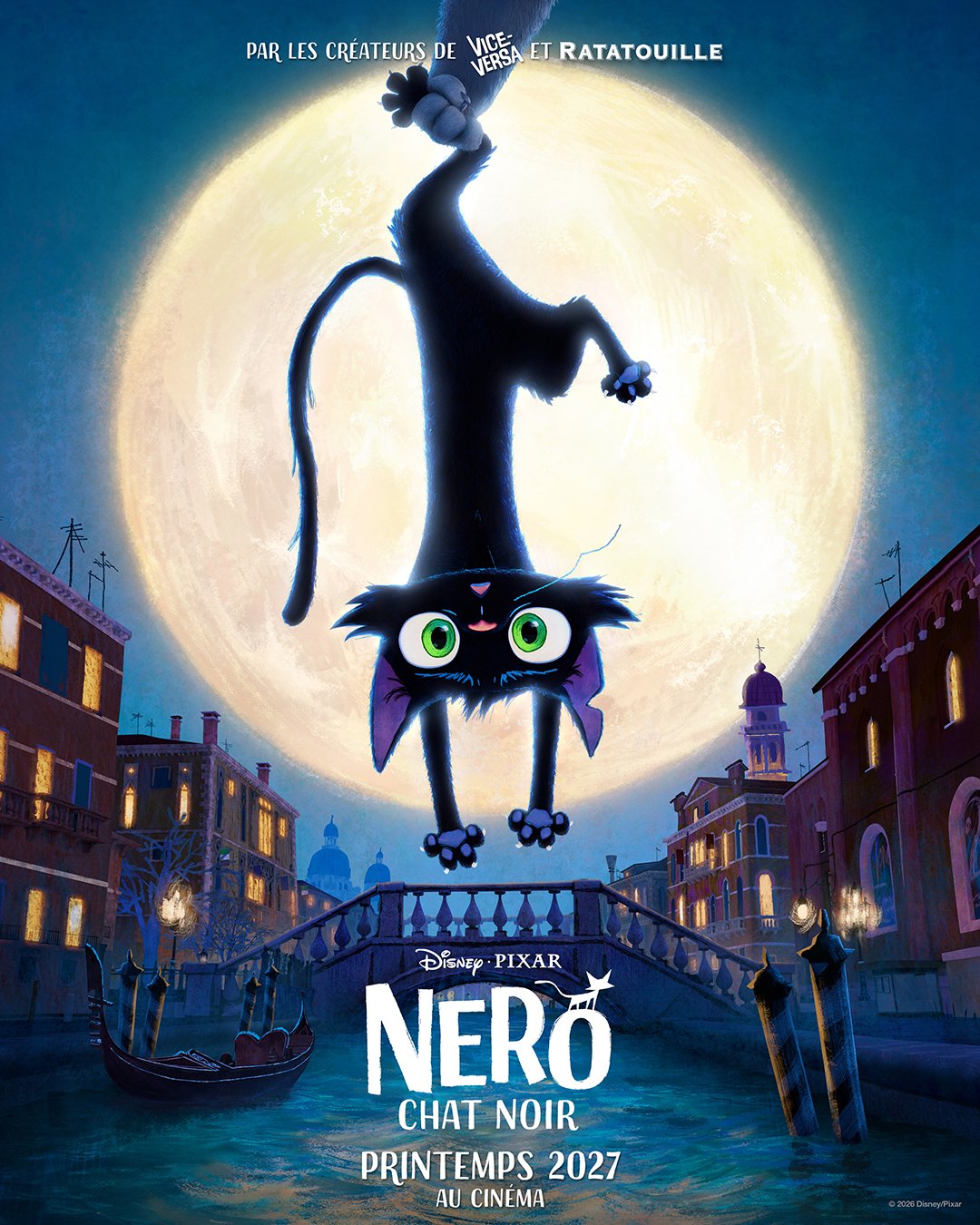 Un chat noir aux grands yeux verts est suspendu la tête en bas devant une pleine lune qui brille au-dessus d’un canal urbain, tandis qu’au premier plan se détache « Nero Chat Noir », un film d’animation Pixar de 2027.
