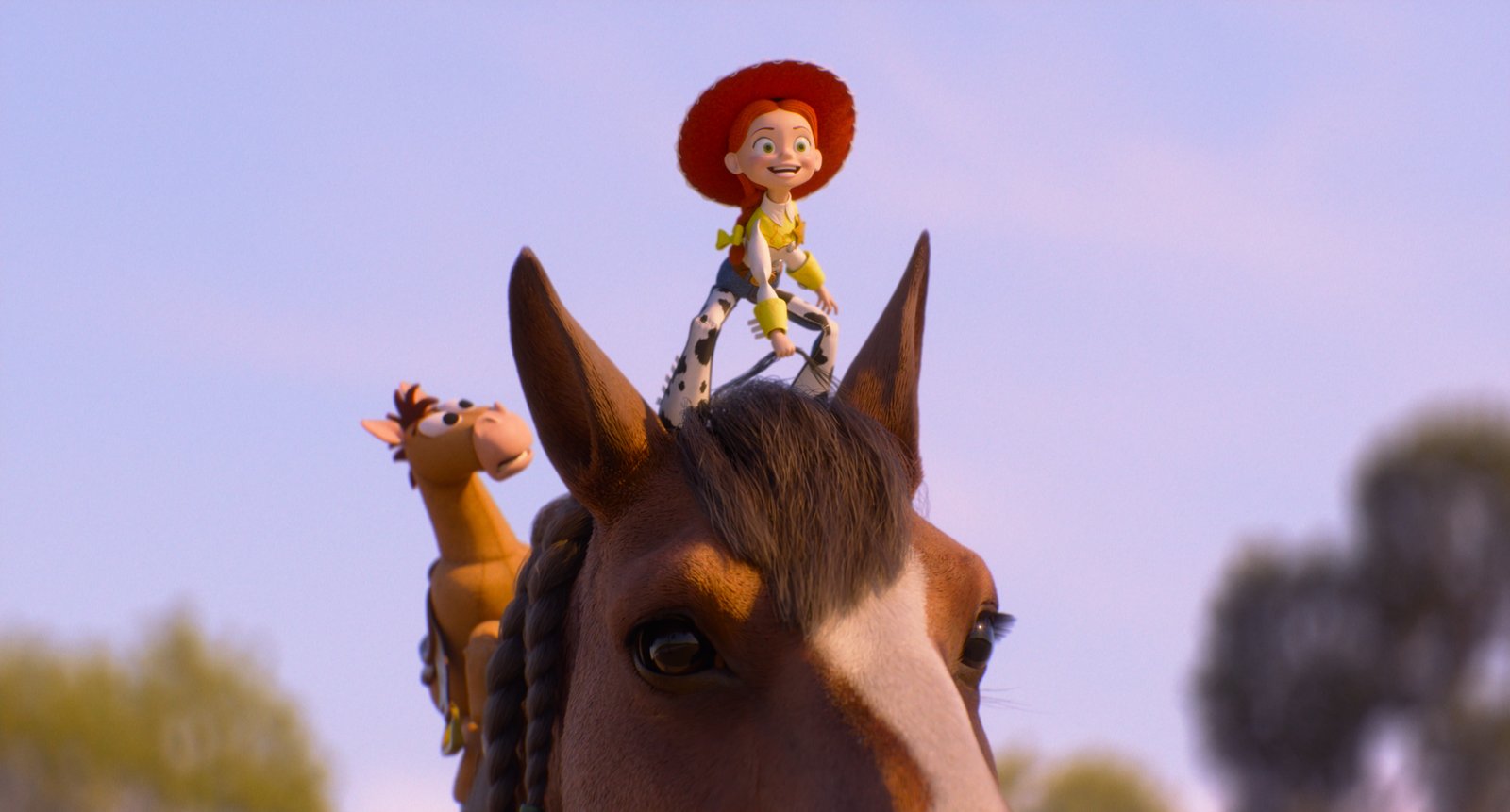 Une poupée avec un chapeau rouge et des vêtements jaunes est assise en souriant sur la tête d'un cheval, avec un cheval jouet à proximité - comme dans une scène de Toy Story 5. L'arrière-plan est un ciel clair avec des arbres flous.