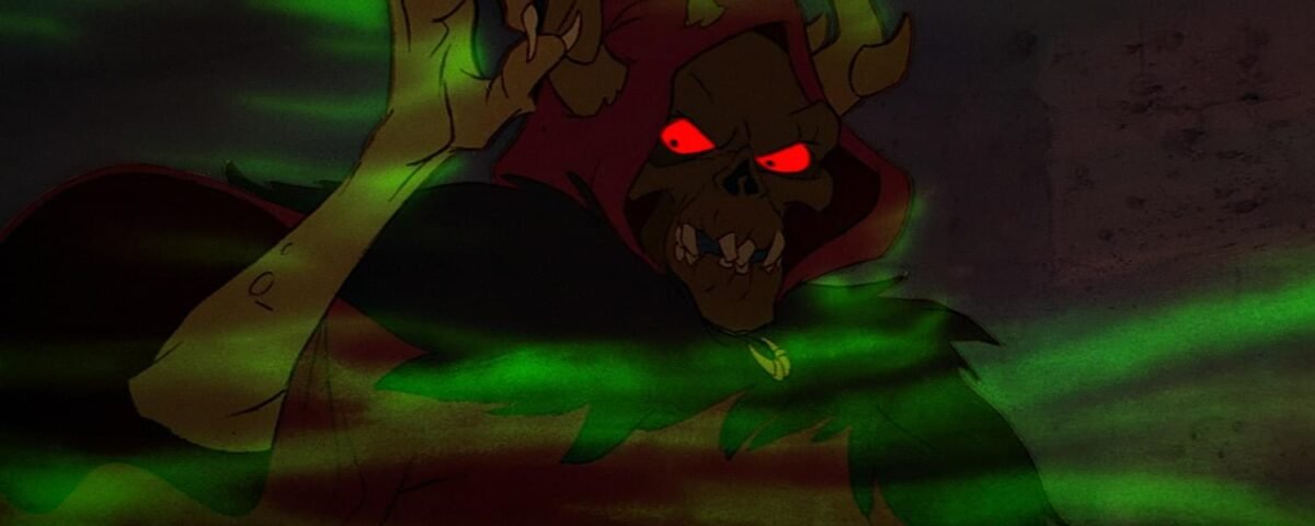 Une silhouette squelettique animée, vêtue d’une cape rouge à capuche, aux yeux rouges brillants, avec des cornes et la main levée, entourée d’une brume verte tourbillonnante — une scène envoûtante qui rappelle un moment rare de Disney ou un film méconnu de la maison.