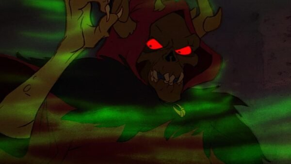 Une silhouette squelettique animée, vêtue d’une cape rouge à capuche, aux yeux rouges brillants, avec des cornes et la main levée, entourée d’une brume verte tourbillonnante — une scène envoûtante qui rappelle un moment rare de Disney ou un film méconnu de la maison.