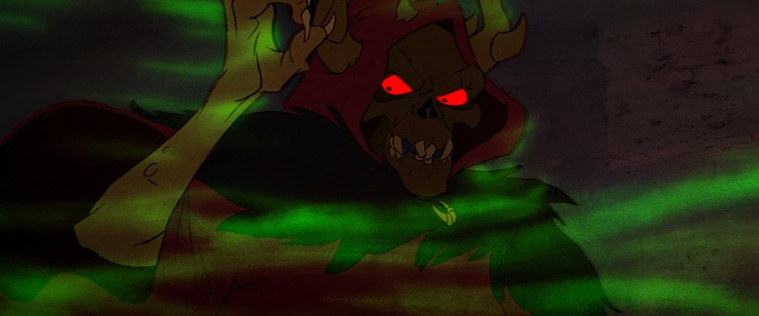 Une silhouette squelettique animée, vêtue d’une cape rouge à capuche, aux yeux rouges brillants, avec des cornes et la main levée, entourée d’une brume verte tourbillonnante — une scène envoûtante qui rappelle un moment rare de Disney ou un film méconnu de la maison.