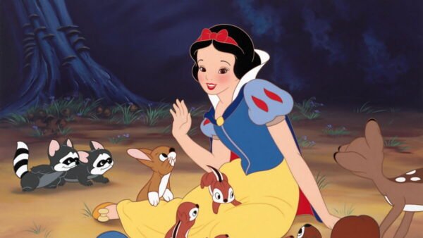 Une femme animée, vêtue d'une robe jaune et bleue, est assise par terre dans une forêt, entourée de lapins, de cerfs, de ratons laveurs et d'oiseaux - une scène qui rappelle un film de Disney populaire.