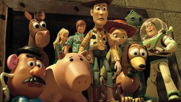 Un groupe de personnages animés de Toy Story, parmi lesquels Woody, Buzz l'Éclair, Jessie, Rex et bien d'autres, se tiennent côte à côte, l'air inquiet, dans l'un des meilleurs films Disney et un grand classique du cinéma d'animation Disney.