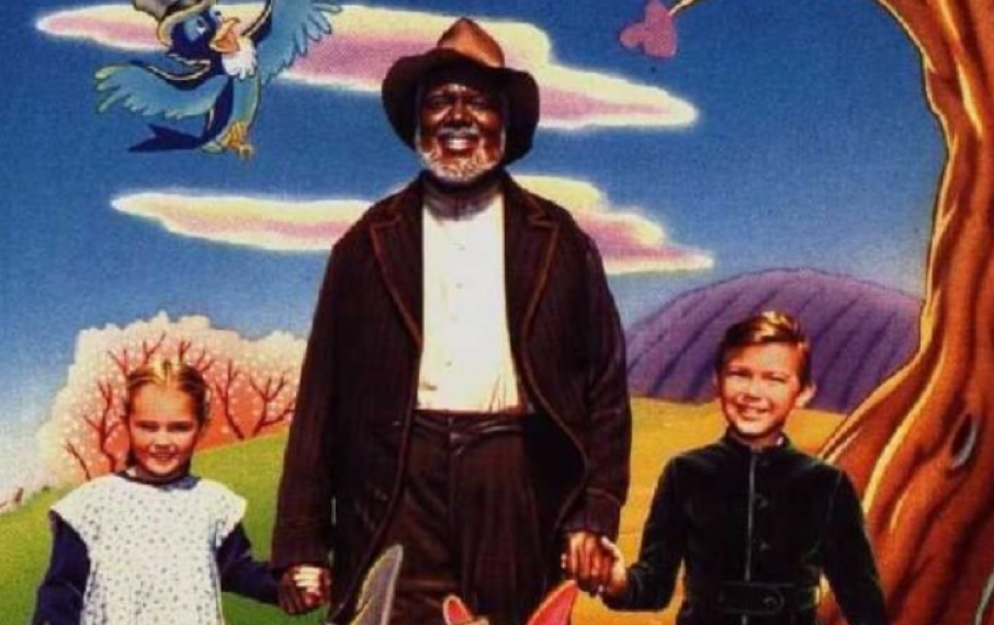 Un homme d'un certain âge, coiffé d'un chapeau, se tient à l'extérieur, tenant par la main deux enfants — une petite fille et un petit garçon ; un oiseau bleu passe en volant, tandis qu'un arrière-plan coloré représente un arbre, des cœurs et des collines.