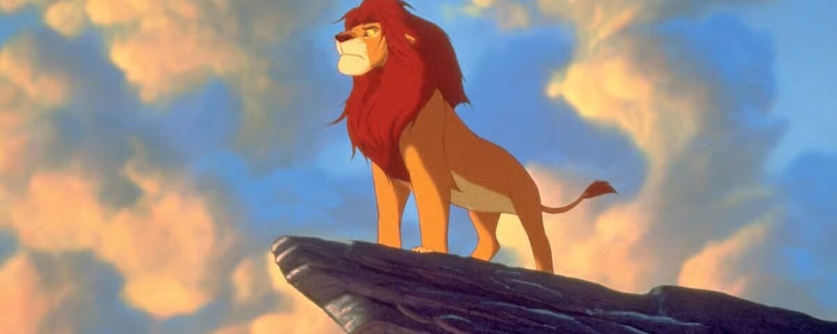 Lion animé debout sur un rocher, regardant un paysage avec un ciel rempli de nuages au lever ou au coucher du soleil, évoquant les thèmes classiques des films de Disney sur le courage et la découverte de soi.