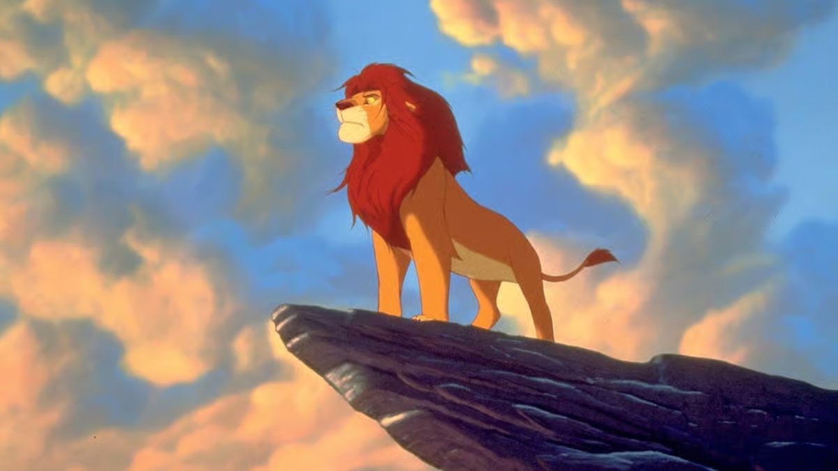 Lion animé debout sur un rocher, regardant un paysage avec un ciel rempli de nuages au lever ou au coucher du soleil, évoquant les thèmes classiques des films de Disney sur le courage et la découverte de soi.
