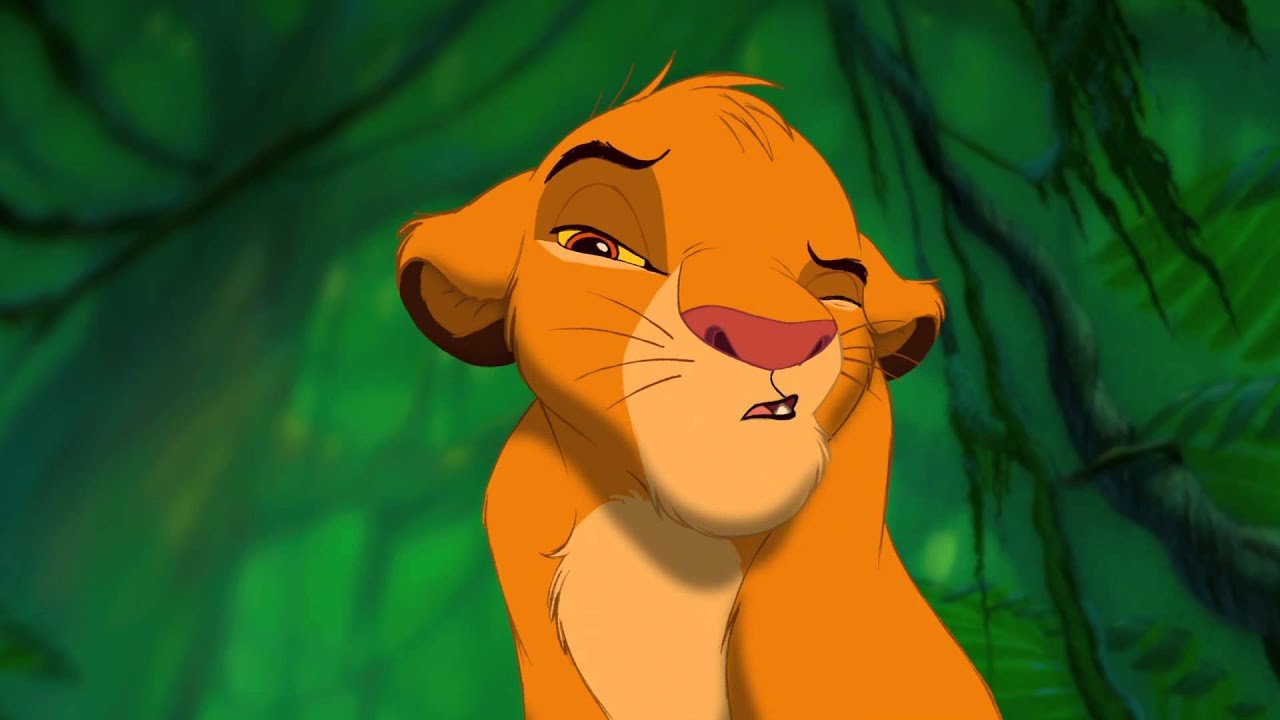 Un lion animé au pelage orange et à l'expression sceptique se tient dans un décor de jungle verte, rappelant le plus grand succès de Walt Disney.