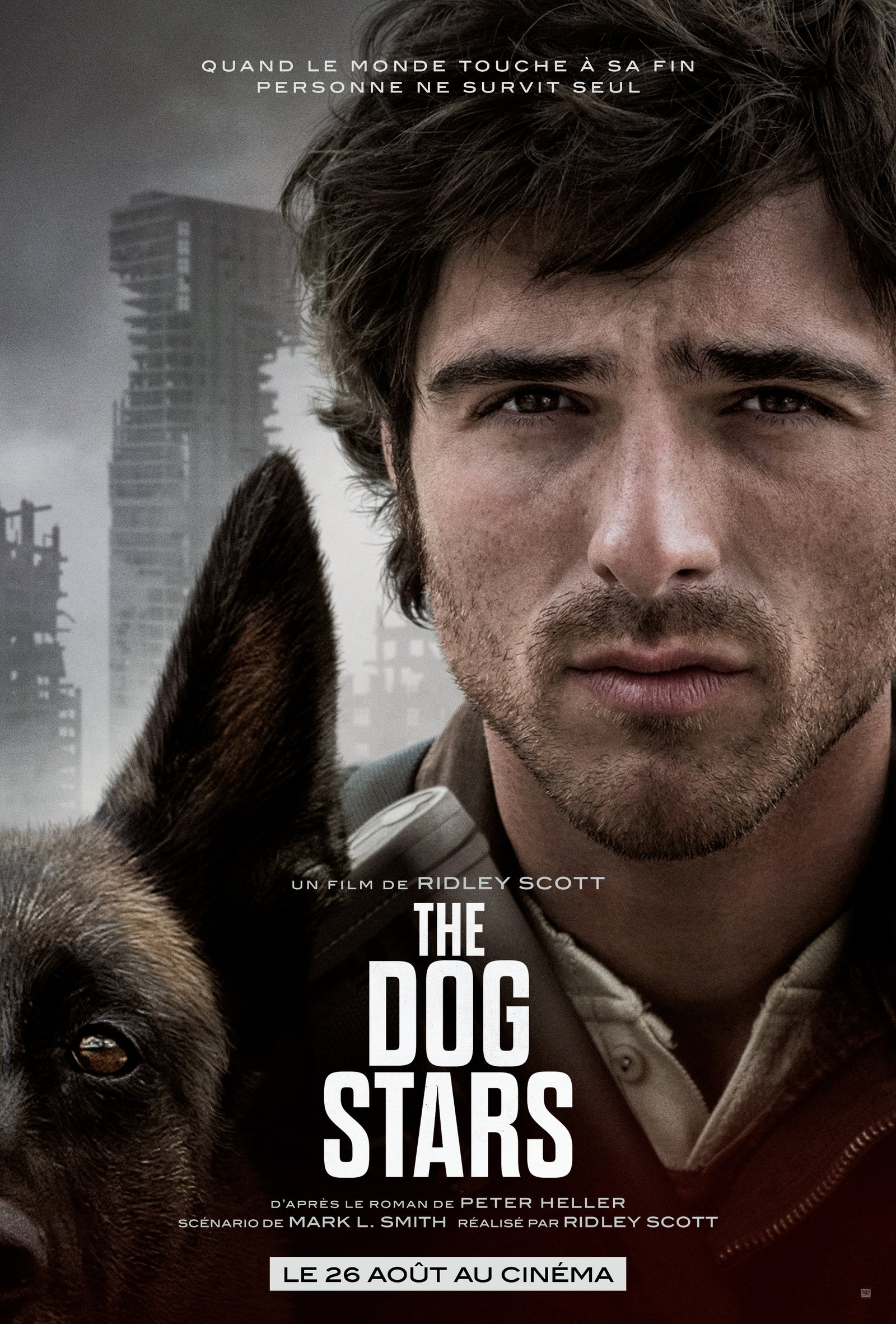 Un homme aux cheveux ébouriffés et au regard grave se tient à côté d'un berger allemand ; en arrière-plan, les immeubles de la ville apparaissent flous. Un texte indique le titre du film, « The Dog Stars », ainsi que sa date de sortie, laissant entrevoir un thriller épique dans la veine de Ridley Scott.