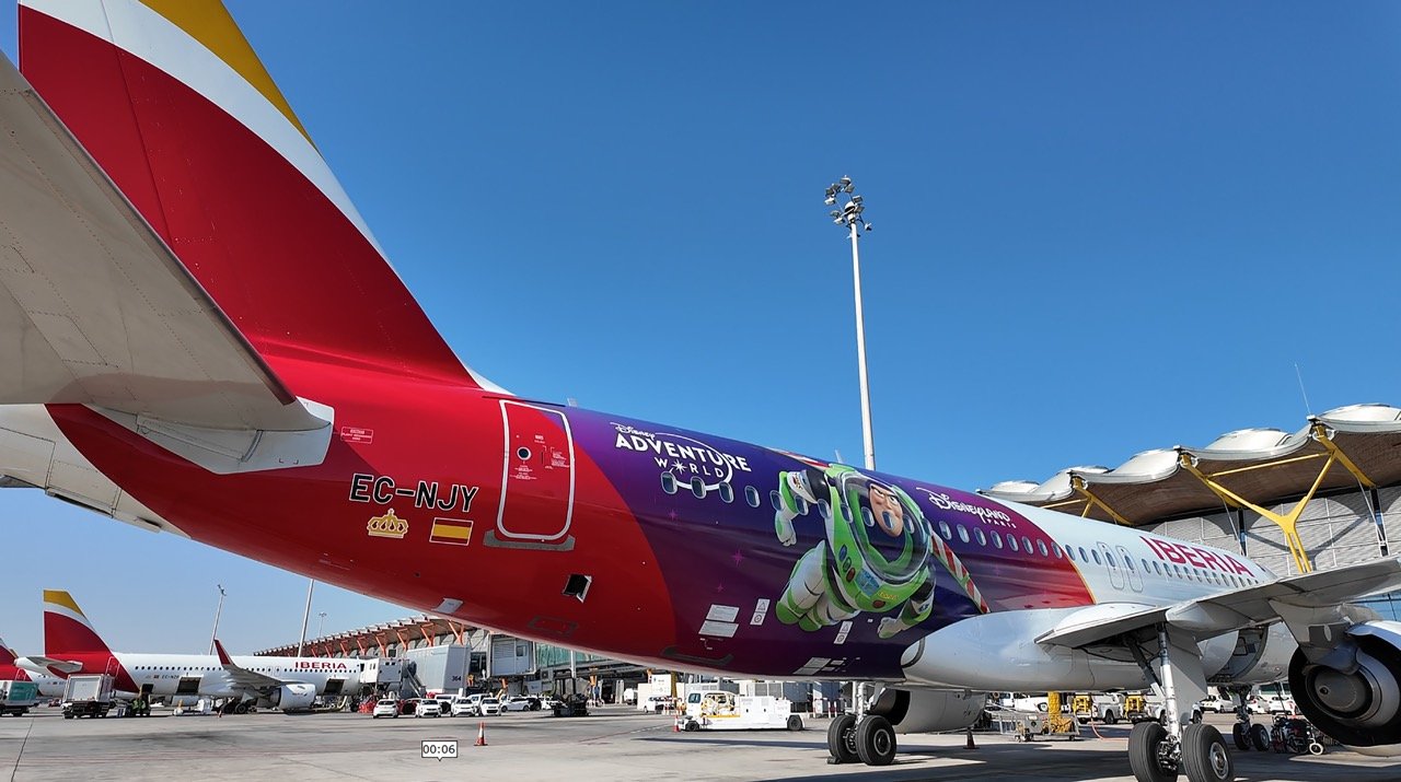 Avion Disney Adventure World Buzz Ligthyear Large