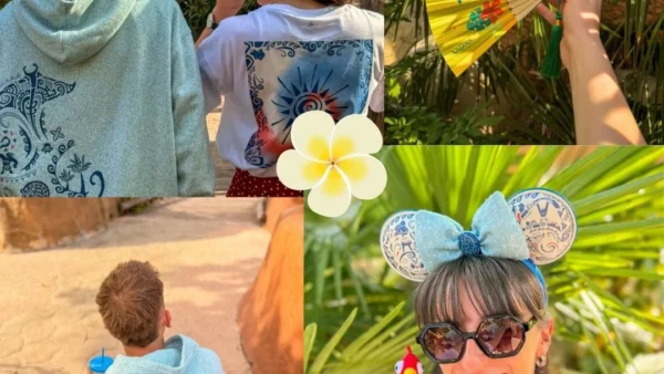 Quatre photos montrent deux personnes à Disneyland Paris portant des tenues assorties bleues et blanches issues de la Collection Vaiana, des bandeaux à oreilles de Mickey Mouse, et tenant un éventail jaune au milieu de plantes tropicales et d'un décor en plein air.