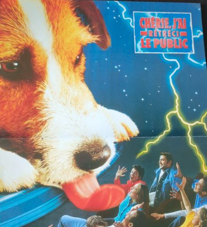 Un chien géant semble lécher un groupe de personnes effarouchées tandis que des éclairs zèbrent l'arrière-plan. Dans un coin, on peut lire le titre d’un film français, « CHÉRIE, J’AI RÉTRÉCI LE PUBLIC », clin d’œil à l’attraction qui avait remplacé Captain EO avant sa fermeture, le 17 août 1998.