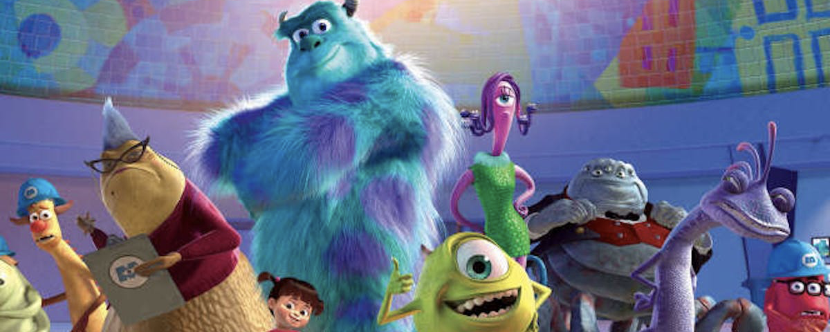 Un groupe de monstres animés et un enfant se tiennent ensemble dans une pièce colorée, avec diverses formes et motifs sur le mur derrière eux, illustrant l'univers fantaisiste de « Monstres et Cie » tel qu'il apparaissait lors de sa sortie le 2 novembre 2001.
